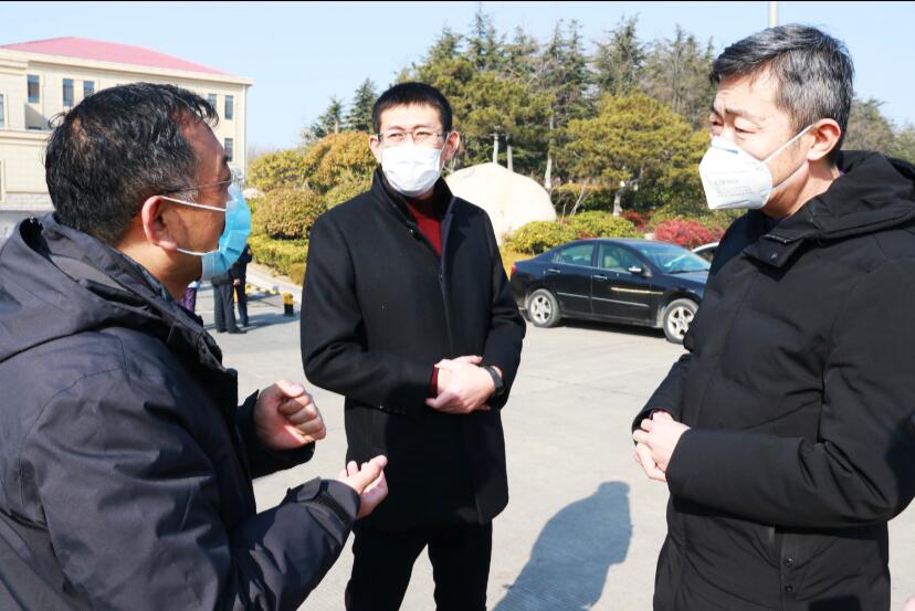 共同戰(zhàn)疫情，慰問顯大愛！嶗山區(qū)建筑業(yè)協(xié)會(huì)會(huì)長袁永林等慰問青島高速疫情防控工作人員(圖1)