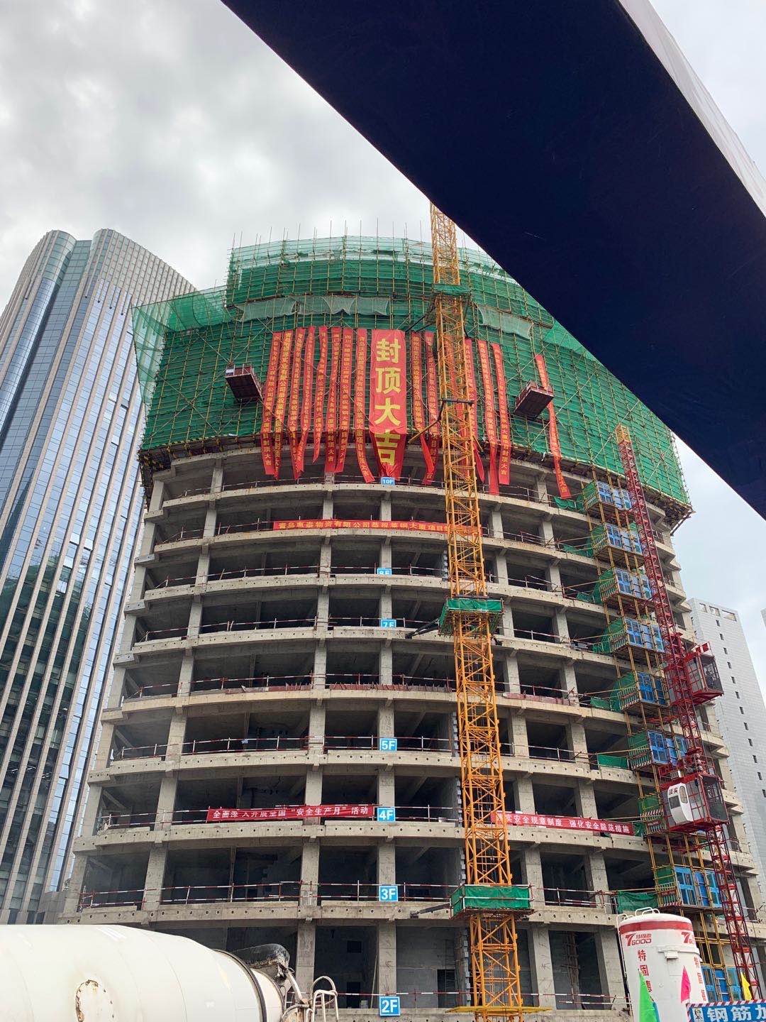 中建聯(lián)合|萊鋼大廈萊鋼綜合商務(wù)寫字樓項(xiàng)目順利封頂！(圖1)