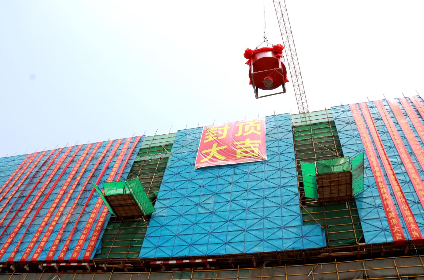 中建聯(lián)合|匠心筑精品-青島空港綜合保稅區(qū)服務中心項目順利封頂(圖1) 中建聯(lián)合|匠心筑精品-青島空港綜合保稅區(qū)服務中心項目順利封頂(圖1)