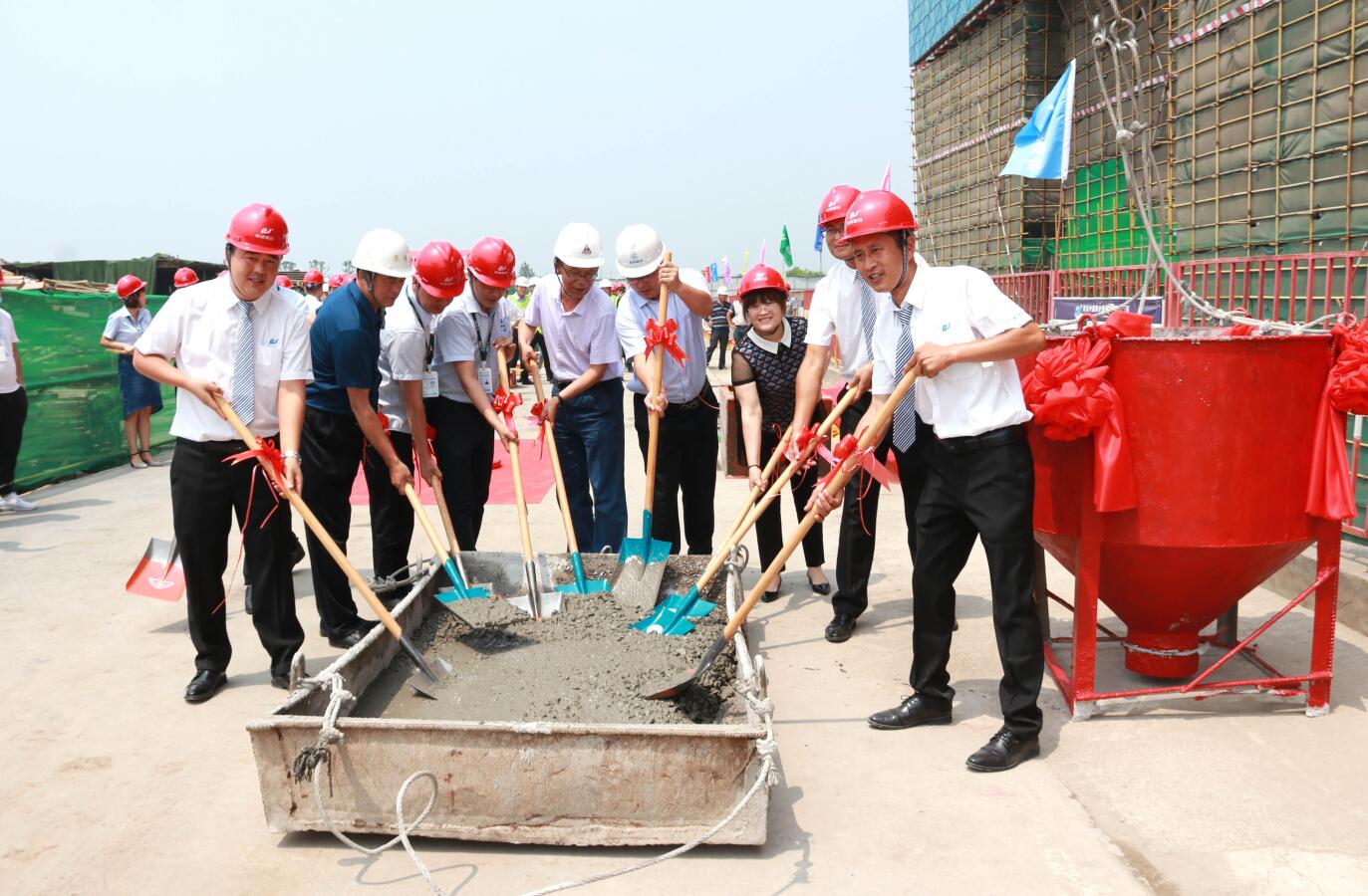 中建聯(lián)合|匠心筑精品-青島空港綜合保稅區(qū)服務中心項目順利封頂(圖2) 中建聯(lián)合|匠心筑精品-青島空港綜合保稅區(qū)服務中心項目順利封頂(圖2)