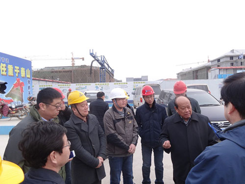青島市副市長徐振溪視察青島中建聯(lián)合代建的山東大學青島校區(qū)圖書館工程(圖2) 青島市副市長徐振溪視察青島中建聯(lián)合代建的山東大學青島校區(qū)圖書館工程(圖2)