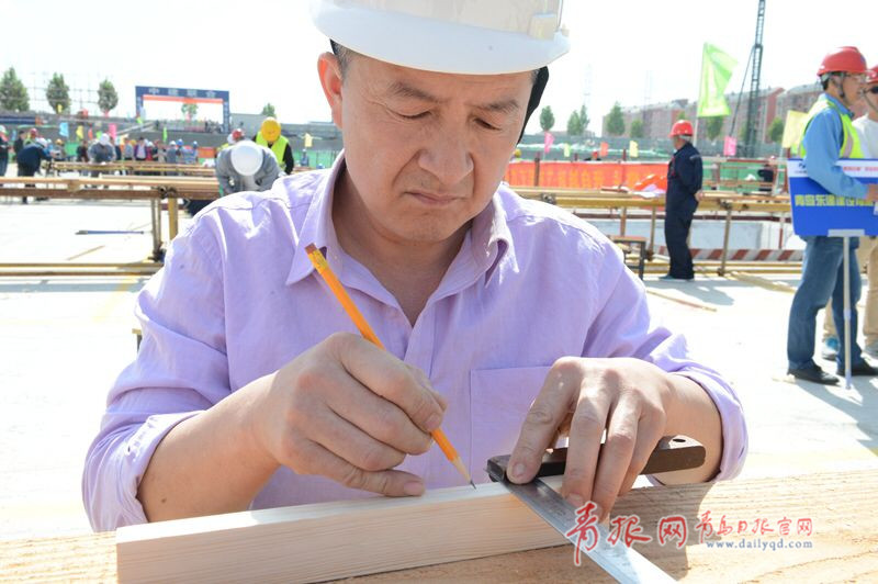 比速度拼質(zhì)量！青島農(nóng)民工建筑技能大比拼(圖1)