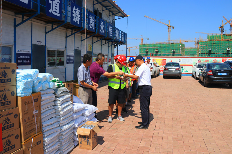 情系基層送清涼  堅守崗位戰(zhàn)高溫——嶗山區(qū)城鄉(xiāng)建設局走訪慰問中建聯合一線作業(yè)人員(圖2)