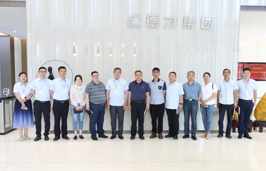 市建管中心一行蒞臨中建聯(lián)合考察并召開(kāi)“先鋒住建·支部圓桌會(huì)”(圖1)