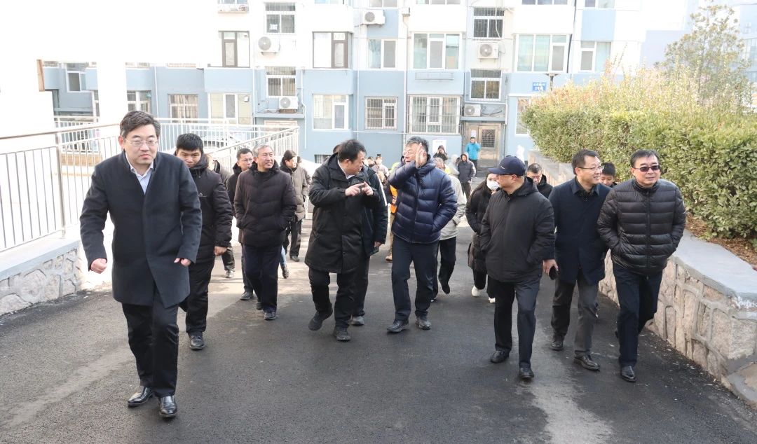 青島市城市更新和城市建設(shè)總指揮部對中建聯(lián)合市南區(qū)金湖路海洋特色街區(qū)項(xiàng)目開展觀摩(圖2)