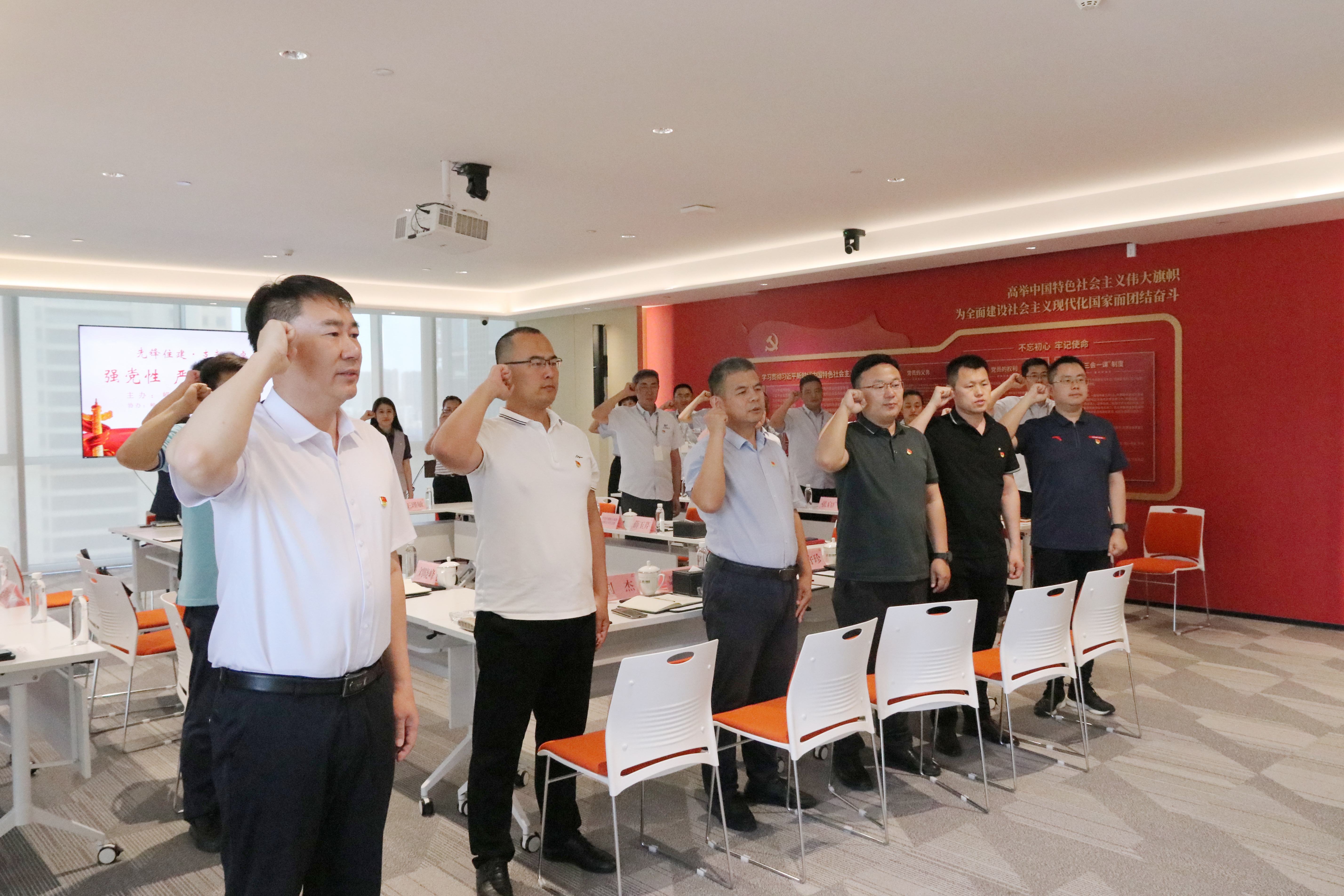 嶗山區(qū)建筑行業(yè)黨委“強(qiáng)黨性、嚴(yán)紀(jì)律、迎七一”先鋒住建·支部圓桌會在中建聯(lián)合順利召開(圖2)