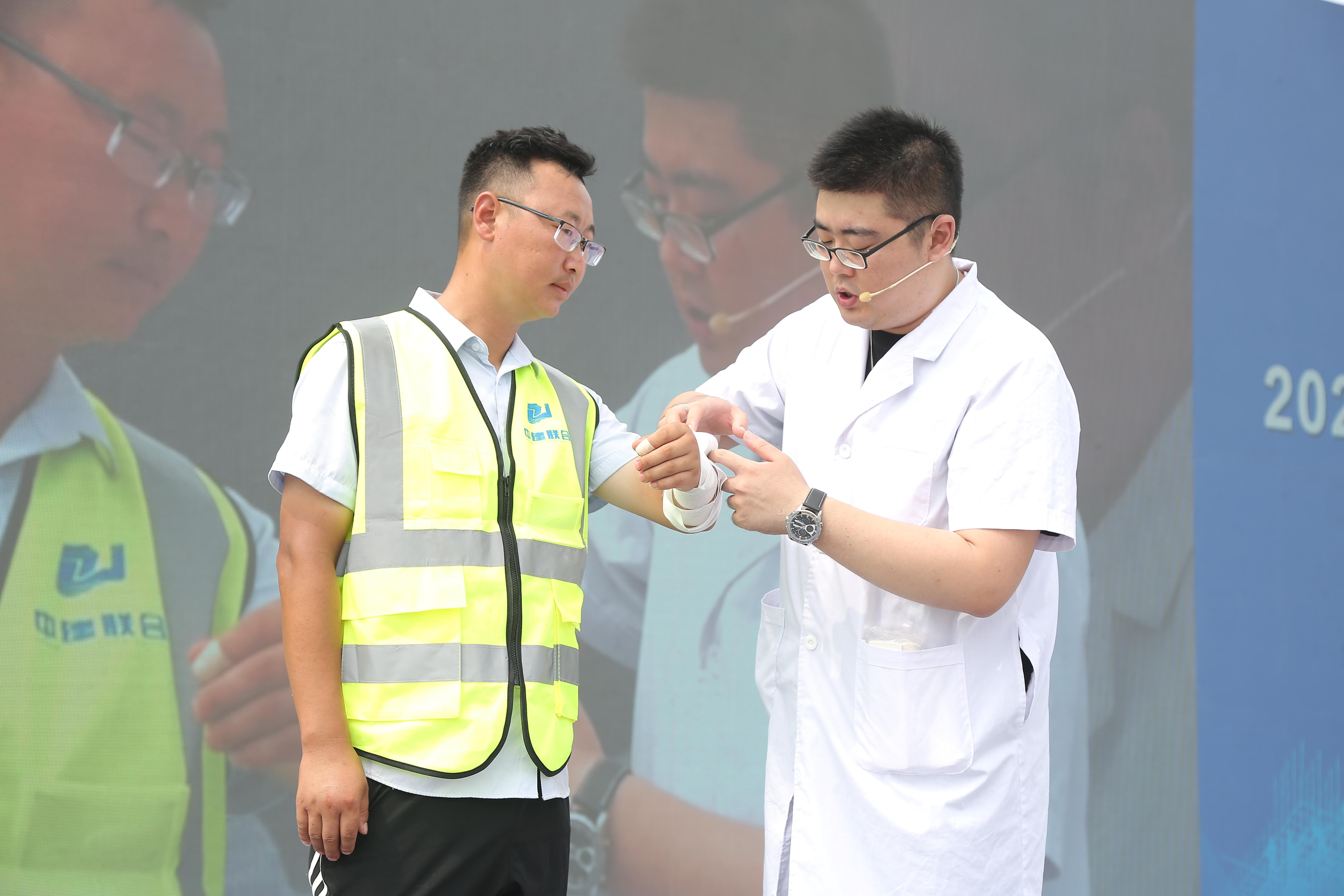 筑牢安全防線 | 中建聯(lián)合承辦2024年青島市房屋建筑工程應(yīng)急隊伍拉動演練活動(圖4) 筑牢安全防線 | 中建聯(lián)合承辦2024年青島市房屋建筑工程應(yīng)急隊伍拉動演練活動(圖4)