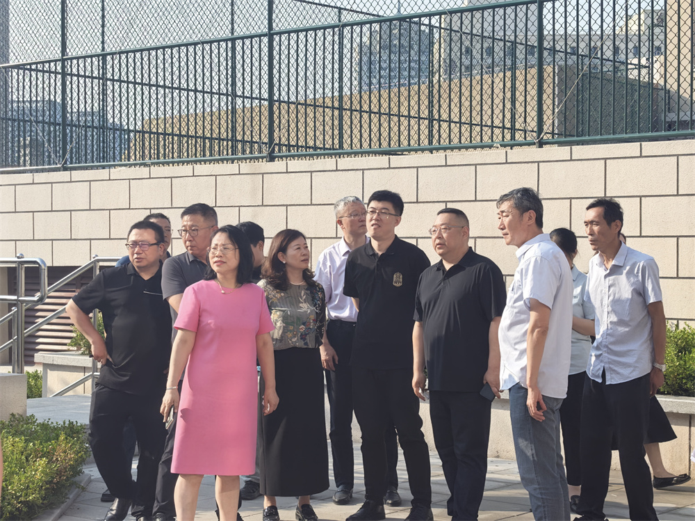青島市市南區(qū)副區(qū)長李宏建蒞臨青島七中北樓重建工程實地考察(圖1) 圖片