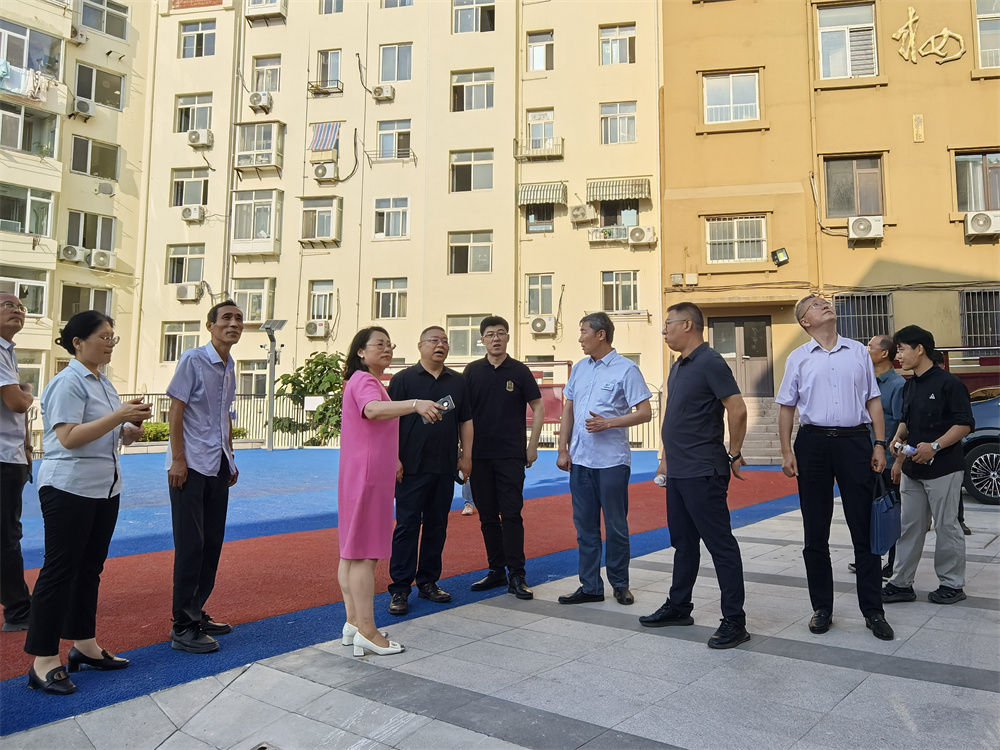 青島市市南區(qū)副區(qū)長李宏建蒞臨青島七中北樓重建工程實地考察(圖2) 圖片