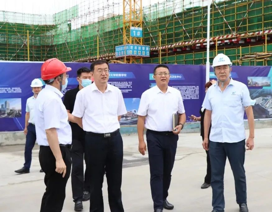 中建聯(lián)合|青島市政協(xié)副主席卞建平蒞臨云谷學校項目督導調(diào)研(圖1)